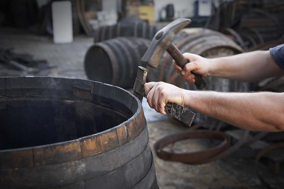 Romate Cardenal Mendoza hammering barrel